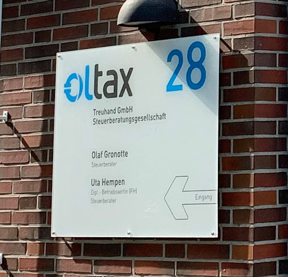beschriftetes Schild am Gebäude von Oltax Treuhand GmbH